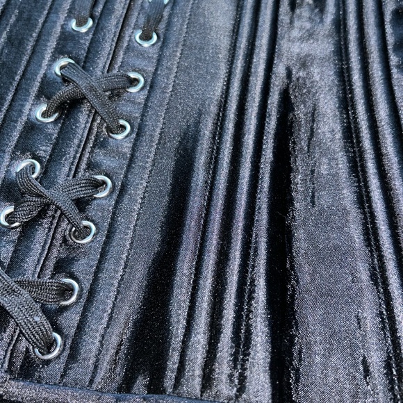 Camellias Corset - Picture 3 of 9